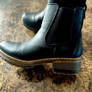 Super cute boots size 6.5, only worn a few times excellent condition